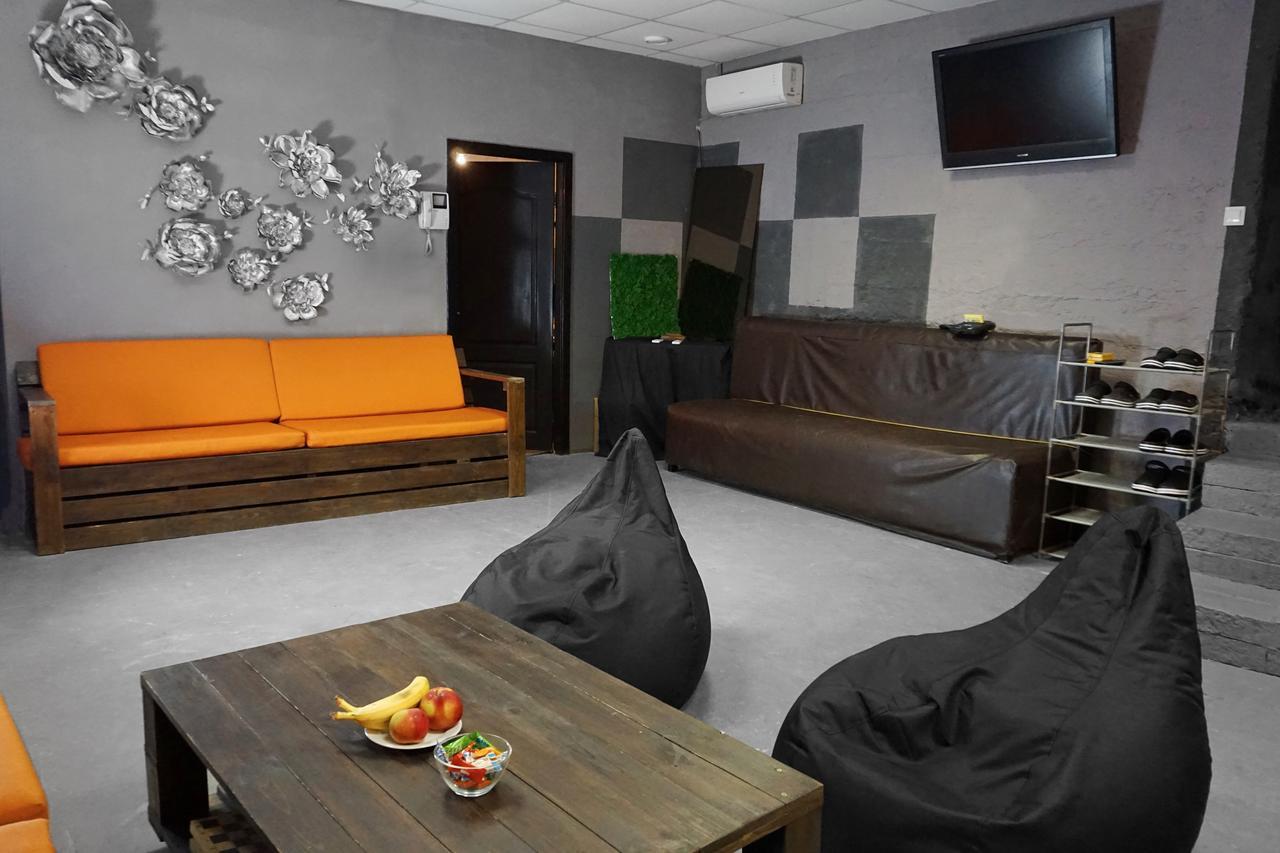 Black Wood Hostel Kiev Ngoại thất bức ảnh